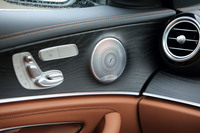 テスト車には空気清浄機能や後席シートヒーター、Burmesterサラウンドサウンドシステムなどからなる「エクスクルーシブパッケージ」が採用されていた。