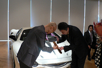 第一号車のオーナー(左)に感謝の気持ちをこめ深々と礼をする光岡社長。