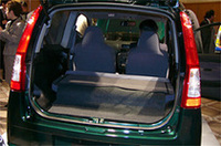 ミラの荷室。写真は直噴エンジン搭載の3ドア「V」グレード
