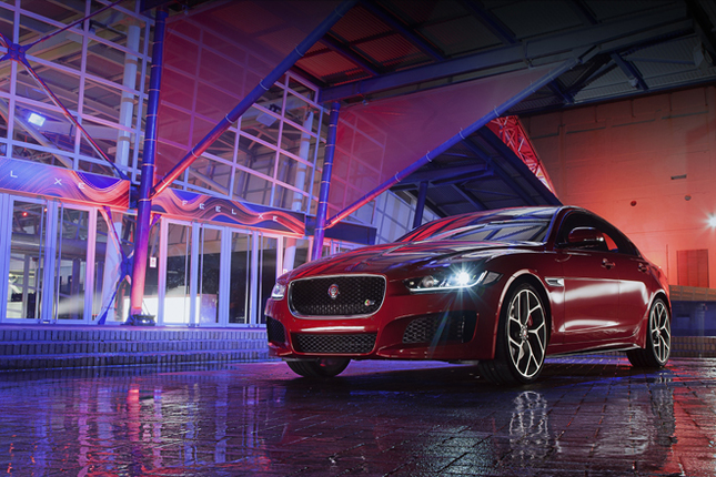 ロンドンのアールズコートでお披露目された「ジャガーXE」。