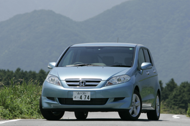 【スペック】全長×全幅×全高=4285×1795×1610mm/ホイールベース=2680mm/車重=1440kg/駆動方式=FF/2リッター直4 DOHC16バルブ(156ps/6500rpm、19.2kgm/4000rpm)/価格=201万6000円(テスト車=255万1500円/リアカメラ付き音声認識Honda・HDDナビゲーションシステム+プログレッシブコマンダー=31万5000円/前席i-サイドエアバッグ+サイドカーテンエアバッグシステム=8万4000円/ディスチャージヘッドランプ=5万2500円/Hondaスマートカードキーシステム=5万2500円/雨滴感知ワイパー+親水ヒーテッドドアミラー+フロントドア撥水ガラス=3万1500円)