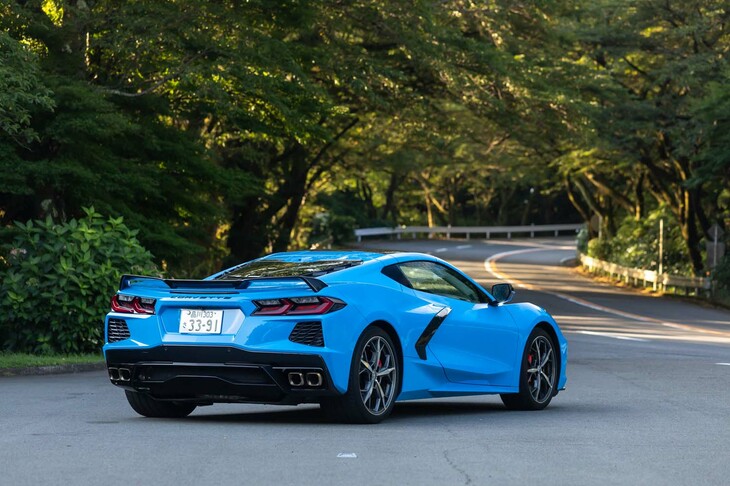 【シボレー・コルベット クーペ3LTのスペック】
	ボディーサイズ:全長×全幅×全高=4630×1940×1225mm/ホイールベース:2725mm/車重:1670kg/駆動方式:MR/エンジン:6.2リッターV8 OHV 16バルブ/トランスミッション:8段AT/最高出力:502PS(369kW)/6450rpm/最大トルク:637N・m(65.0kgf・m)/5150rpm/タイヤ:(前)245/35ZR19 89Y/(後)305/30ZR20 99Y(ミシュラン・パイロットスポーツ4 S)/燃費:シティー=15mpg(約6.4km/リッター)、ハイウェイ=27mpg(約11.5km/リッター)(米国EPA値)/価格:1600万円
	
	【取材時の燃費データ】
	テスト距離:310.2km(市街地1:高速道路7:山岳路2)/使用燃料:52.5リッター(ハイオクガソリン)/参考燃費:5.9km/リッター(満タン法)/5.8km/リッター(車載燃費計計測値)