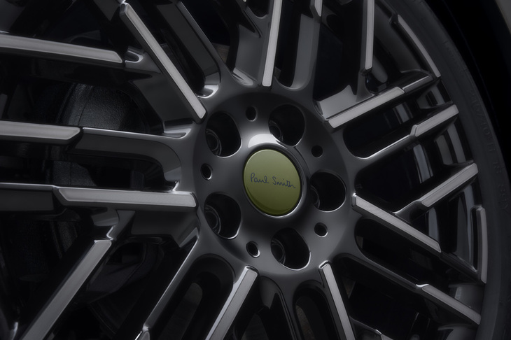 「Paul Smith」のブランドロゴがあしらわれた専用の18インチホイールが採用される。