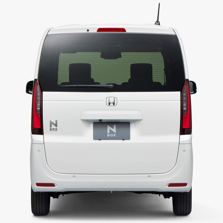 リアまわりでは、テールゲートハンドルを従来型より低い場所に設置。オープン時に、人の体にゲートが当たりにくくするためだ。