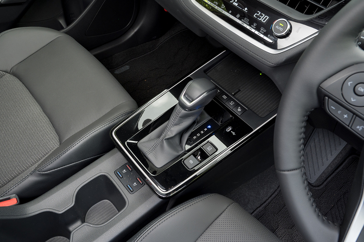 新しいセンターコンソールはピアノブラックのパネルを大きく使ったフラットでワイドなデザインが特徴。その後方にシートのヒーター/ベンチレーションのスイッチが備わっている。