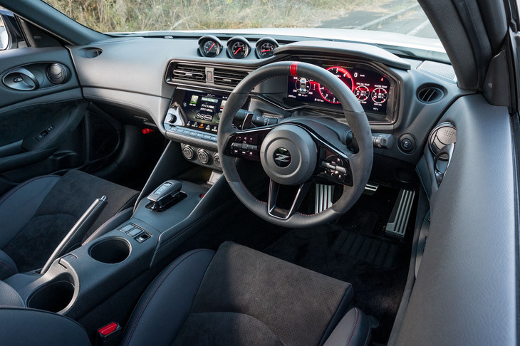 ドアハンドルなど古めかしさを感じる部分もあるが、最新の日産車と同じ液晶メーターやインフォテインメントシステムを搭載し、実用上で困ることはない。レッドのセンターマーク入りステアリングホイールは「NISMO」専用だ。