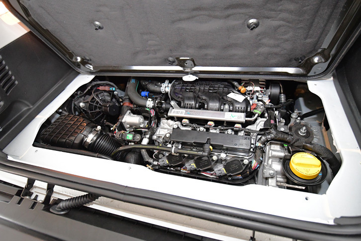 専用にチューンされた直列3気筒ターボエンジンは、最高出力109ps(80kW)/5750rpm、最大トルク17.3kgm(170Nm)/2000rpmを発生する。