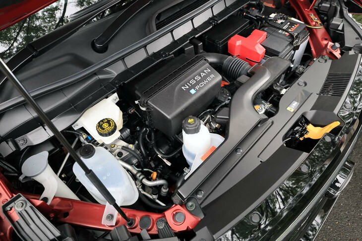 パワーユニットは1.4リッターガソリンエンジンを発電に用いるシリーズハイブリッド。WLTCモードで18.4~20.6km/リッターという燃費性能は、「ホンダ・ステップワゴン」のハイブリッド車とほぼ同等、「トヨタ・ノア/ヴォクシー」のそれには一歩譲るといったところだ。