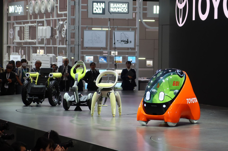 トヨタの小型モビリティー群。写真左から「challenge me」「boost me」「walk me」、そして子ども用の「TOYOTA Kids mobi」。