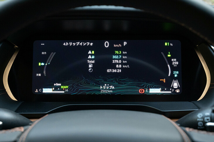 メーターなどの機能を備えた10.25インチのフル液晶ディスプレイ。PHEVの「4xe」には専用の表示機能が付与されており、EV走行距離やバッテリー残量、電動パワートレインの制御モードなどを確認できる。