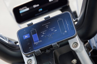 BMWモトラッドでは、電動バイクの管理やツーリングに便利なスマートフォン向けのアプリも用意。「ハイライン」仕様ならクレードルに装着したスマートフォンを、バイク側のスイッチで操作することもできる。