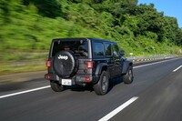 「サハラ」「スポーツ」の4WDシステムにはフロントアクスル分離機能が備わっており、2WD走行時にフロントアクスルとホイールハブを切り離すことで、燃費の改善、騒音・振動の軽減を図っている。