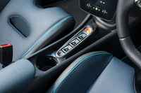 シフトセレクターはプッシュボタン式。1つだけとはいえ、普通に使える位置にカップホルダーが備わっているのがありがたい。