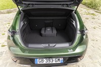 荷室の容量は、5人乗車時で361リッター。長尺物を積むためのスキーホールが用意されるほか、後席の背もたれを倒すことで容量を拡大できる。