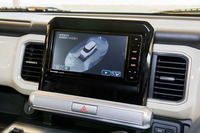 全方位モニターには、スズキの小型車初となる3Dビューを採用。写真のように室外から俯瞰(ふかん)したような映像に加えて、車体を透過したような映像の室内視点も表示できる。