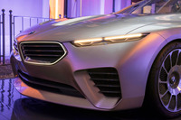 「コンセプト スカイトップ」のフロントマスク。顔まわりの意匠は、大きく逆スラントした面の向きと、ぐっと張り出した左右のエアインテーク部が目を引く。