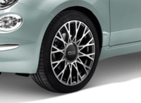 専用の16インチアルミホイールを特別装備する。