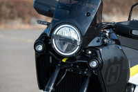 特徴的な円形のLED式ヘッドランプ。フロントカウルの内側には左右一対のフォグランプが標準装備される。