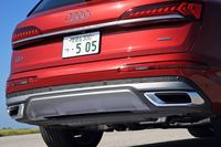 リアまわりでは、左右のランプをつなぐストリップを採用。より安定感を強調したデザインとなった。