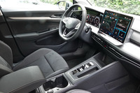 ドライバー側に向けて角度がつけられた12.9インチサイズの大型タッチディスプレイが目を引くコックピット。ディスプレイ下部に、エアコンの温度設定や音量設定用のバックライト付きタッチスライダーバーが配置されている。