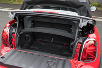 荷室容量は屋根が閉じた状態で215リッター、屋根が開いた状態で160リッター。上部のカバーは2段階の高さ調整機能付きで、これが下段にないと屋根を開けられない。テールゲートは下方に開口するタイプで、かさばる荷物を積むときには荷室の屋根側も開けることができる。