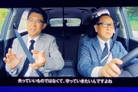 トヨタのテストコースで「レクサスRZ」のプロトタイプに試乗する、豊田章男社長(写真右)と佐藤恒治CBO(同左)。佐藤氏は、「モーターを介したレスポンスのいい動き、滑らかな加減速、静かさなど、ガソリンエンジンにはない付加価値がある」とBEVに対する私見を述べた。