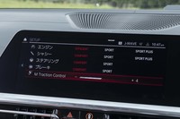 エンジンや足まわりなどは細かなセッティングが可能で、好みの組み合わせを登録しておいてステアリングの「M1」「M2」ボタンで呼び出すことができる。
