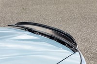 「S660モデューロX バージョンZ」のリアエンドには、ブラックのアクティブスポイラー(ガーニーフラップ付き)が備わる。70km/hで上方に30mmせり出し、車体前後のリフトバランスを最適化させる。