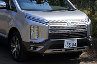 マイナーチェンジ後の「デリカD:5」のフロントマスク。灯火類もグリルもバンパーも、直線基調のカクカクとしたデザインをしている。(写真=荒川正幸)