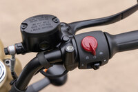 機能がシンプルなので、スイッチボックスもいたって簡素。イグニッションはキーを回して始動し、写真の赤いレバーを左にひねるとエンジンがスタートする。