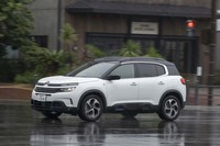 駆動用リチウムイオンバッテリーの容量は13.2kWh。バッテリーのみでの最大航続可能距離は65.0kmと公表されている。