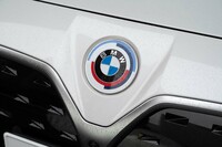 試乗車にはBMW Mの創立50周年を記念したエンブレムが貼られていた。