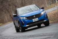 同じボディーで多彩なパワーユニットを提供するのがプジョーの方針。グリルと一体化したヘッドランプや縦に長く伸びたデイタイムランニングライトの形状などはエンジン車と変わらない。