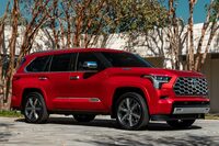 全長は5.2m超、全幅は2m超という特大ボディーの「トヨタ・セコイア」。トヨタのラインナップでは世界最大のSUVで、「タンドラ」などとラダーフレームを共用する。