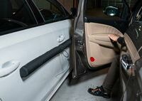 ショッピングモールの駐車場などで起こりがちなドアパンチのアクシデント。駐車枠が限られ隣とのスペースが狭い場合などは、降車時にドアディフェンダーを装着しておけば愛車は守られ、相手方のドアも傷つかない。