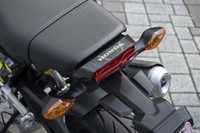 リアまわりは、小ぶりなLEDテールランプなどでシンプルにまとめられている。