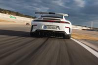 リアに搭載されるのは自然吸気の4リッター水平対向6気筒エンジン。最高出力510PS、最大トルク450N・mを発生し、最高許容回転数は9000rpmだ。