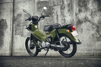 シートクッションがひとつしかないため1人乗りに見える「クロスカブ110」。乗車定員は2人となっている。