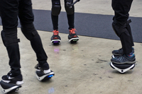 「ドリフトW1」の使い方は、それぞれに足を乗せるだけ。一度乗ってしまえば、本体は逆三角形の姿勢で自立するようになる。