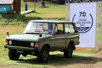 貴重な初代レンジローバー(1978年式)も展示。大勢の参加者のフォトスポットになっていた。