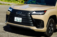 今回の試乗車は「LX700h“オーバートレイル+”」(1590万円)。オフロードに特化したグレードで、外観では高輝度塗装のスピンドルグリルなどが特徴となっている。