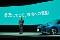 発表会で「プリウスPHV」を紹介するトヨタ自動車の内山田竹志 代表取締役会長。現在最も省エネルギーにつながるクルマとして、プラグインハイブリッド車の存在意義を強調した。