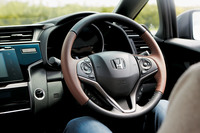 オプションの「プレミアムブラウンインテリア」に含まれる本革巻きステアリングホイール。