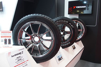 横浜ゴムの市販タイヤラインナップ。手前からスタッドレスタイヤ「アイスガード7」、オールテレインタイヤ「ジオランダーX-AT」、そしてプレミアムタイヤ「アドバンスポーツV107」。