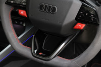 ステアリングホイールの左右スポーク下に、ドライブモードセレクター「Audiドライブセレクト」を切り替える赤いスイッチを配置。「RS」のロゴが入る右側が「RSインディビジュアル」モードを、チェッカードフラッグが描かれた左側が「RSパフォーマンス」モードをダイレクトに選択できるショートカットスイッチとなる。