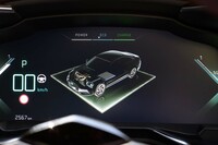 エネルギーフローを表示したところ。情報の重要度を考えると、デジタル表示の速度計などと比べて大きすぎるのではないだろうか。