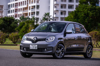 2021年5月13日に仕様変更を受けた5段MT搭載の「トゥインゴS」。リアカメラやプライバシーガラスが標準で装備されたほか、エンジンの出力が65PSとなり、燃費が約7%向上するなどの改良が行われた。車両本体価格は189万円。