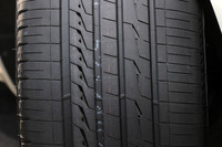 SUV特有の使われ方を考慮し、トレッドパターンには左右非対象のデザインを採用。ブロック剛性を最適化することで、耐摩耗性能の向上も図っている。