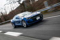 「SS」の0-60mph(約96km/h)加速は4.0秒。なお本国には、0-60mph加速3.5秒というスーパーチャージャー搭載モデル「ZL1」もラインナップされている。