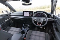 最大のトピックはインターフェイスの刷新で、12.9インチのタッチスクリーンを備えた新インフォテインメントシステム「MIB4」を採用。音声操作機能「IDAボイスアシスタント」も搭載された。